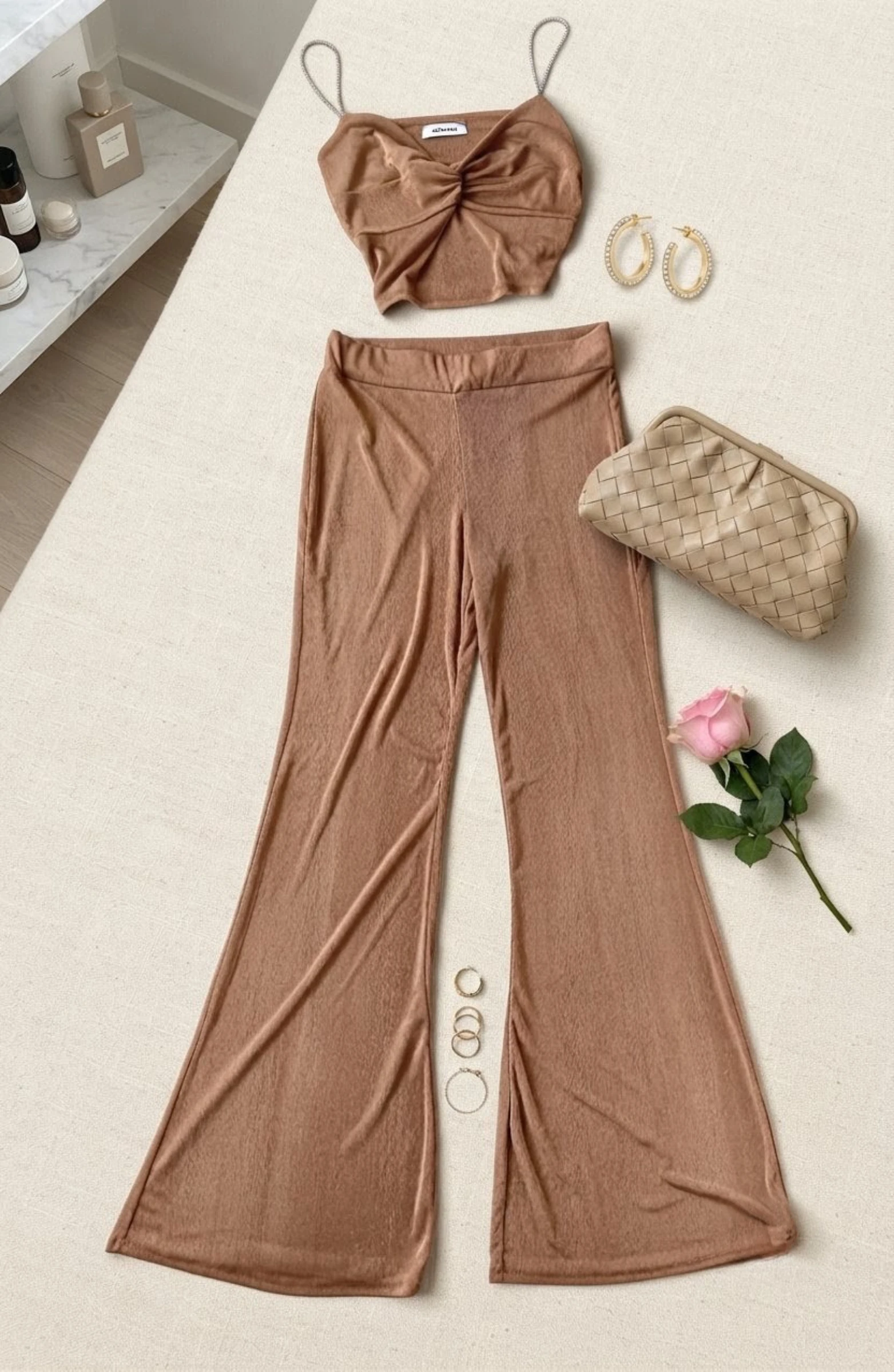 Conjunto elegante castanho – Top com alças brilhantes e calças flare (Novo)